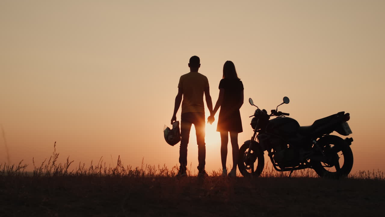 석양의 낭만적인 자전거 타는 사람