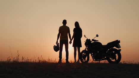 Romantisches-Bikerpaar-Bei-Sonnenuntergang