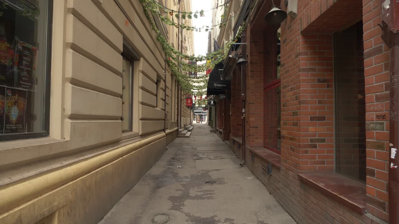 пустые улицы в дневное время из-за состояния тревоги из-за covid-19