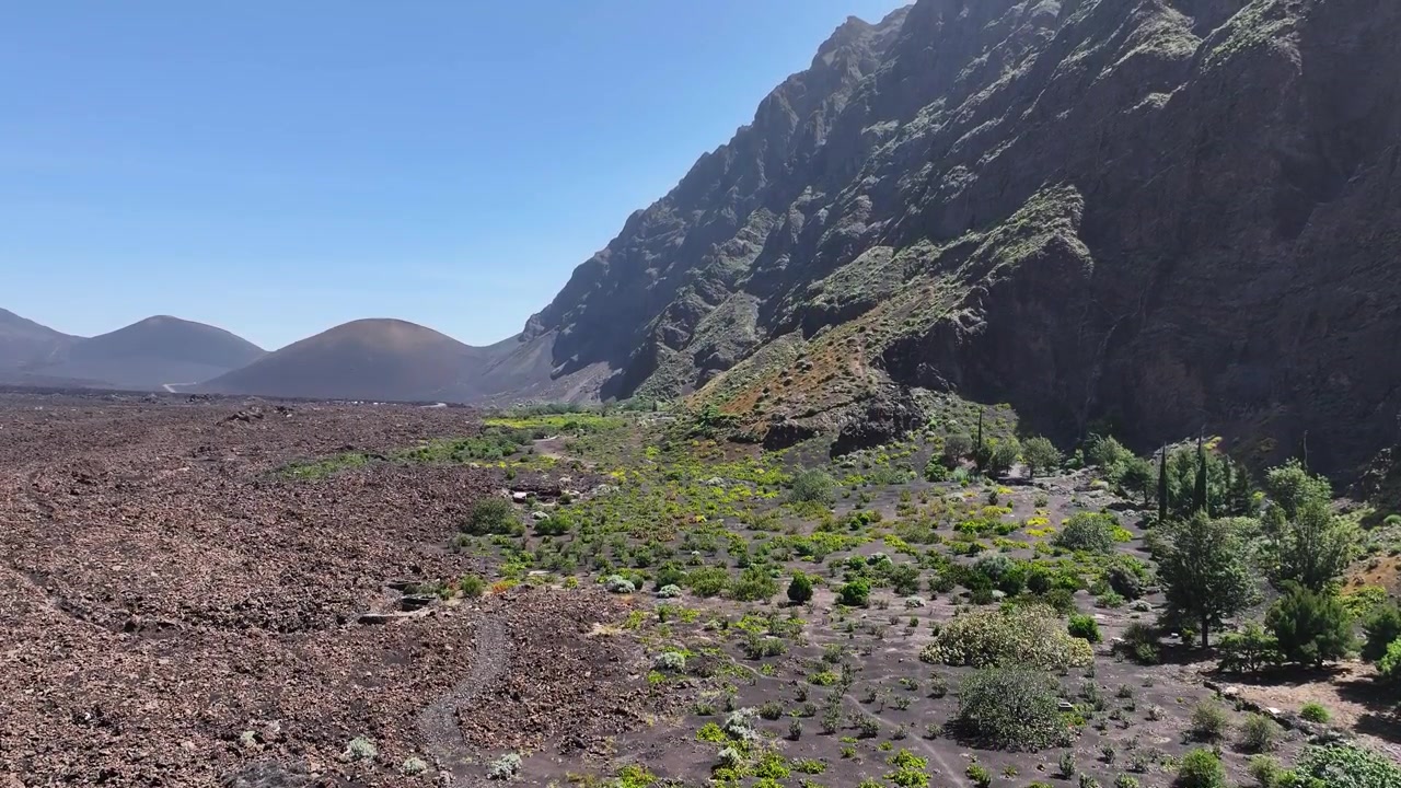 Ripresa con drone di colline vulcaniche, arbusti e campi di lava sull'Isola di Fogo, Capo Verde