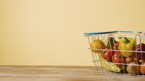 foto de estudio de alimentos básicos de frutas y verduras frescas en la cesta de la compra de alambre del supermercado 3