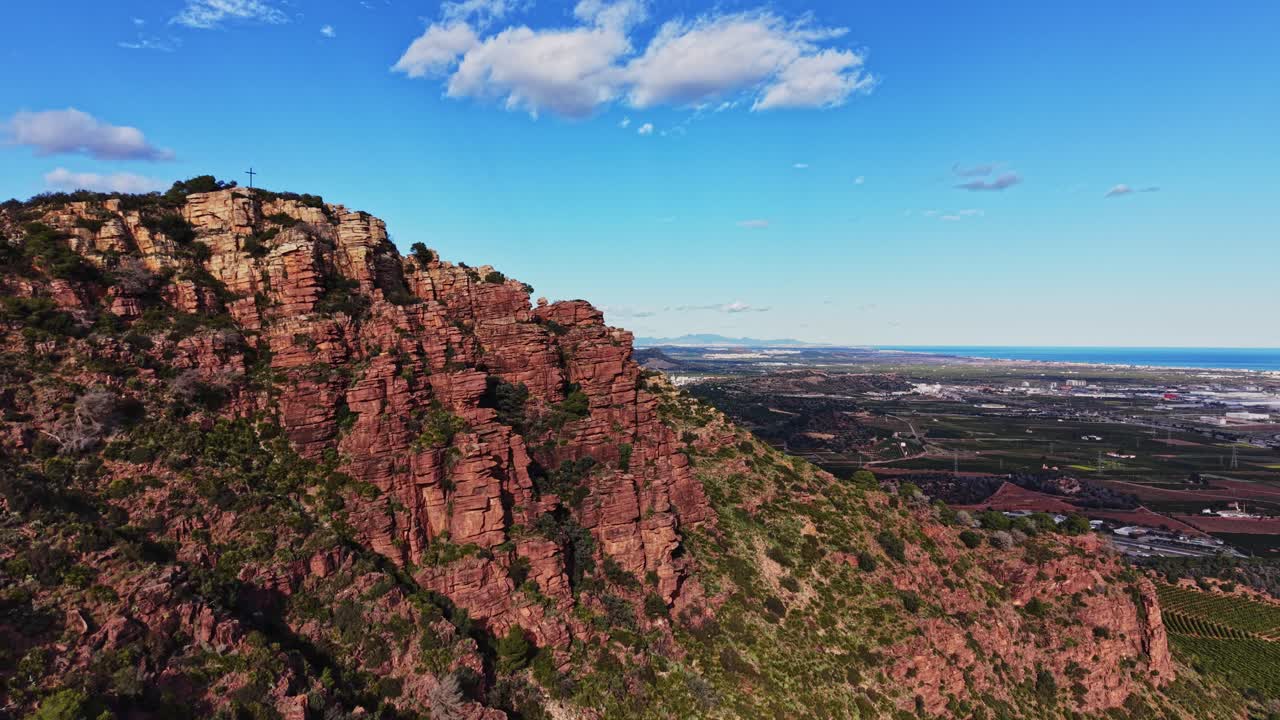 Vista panorámica de colinas rocosas y paisaje costero en España