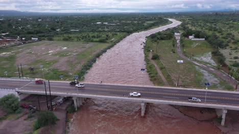 Poderoso-Río-Pasa-Por-Debajo-De-Un-Puente-Tiro-Aéreo-De-Drones