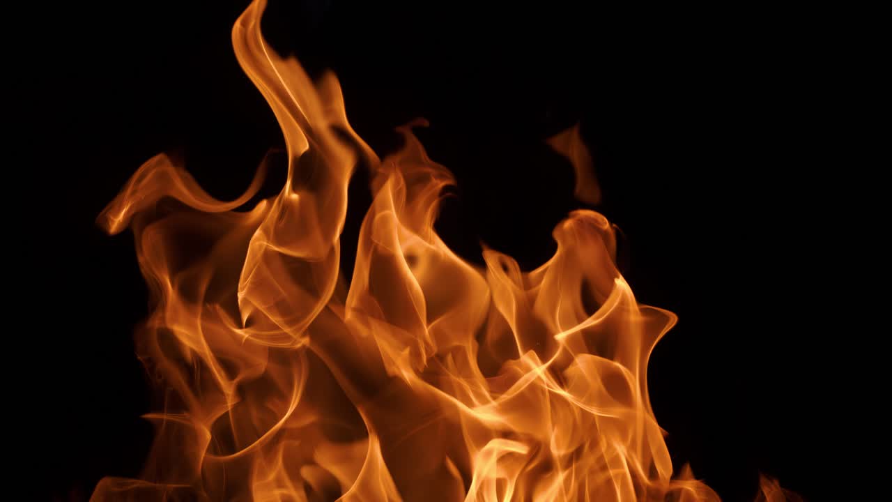 llamas y humo sobre un fondo negro