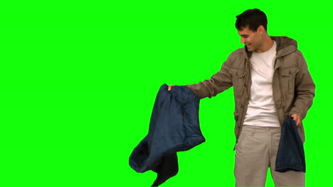 Mann-Rollt-Seinen-Schlafsack-Auf-Einem-Greenscreen-Aus