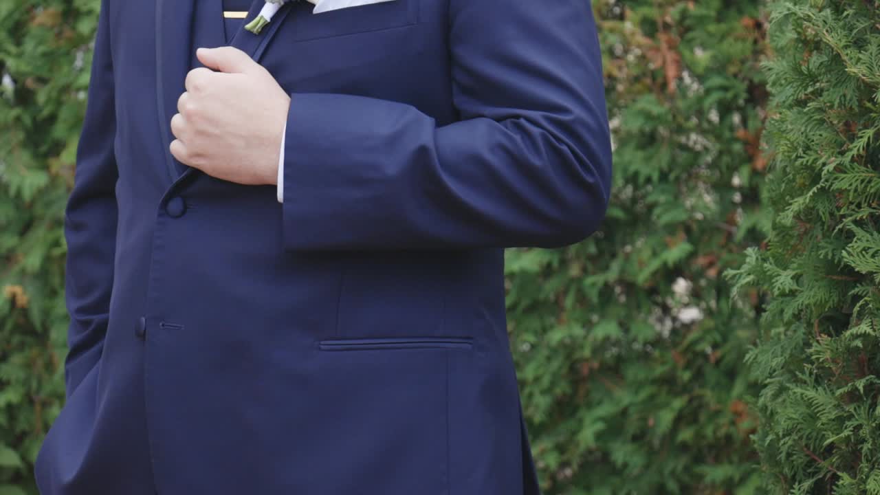 grimm en traje de clase afuera