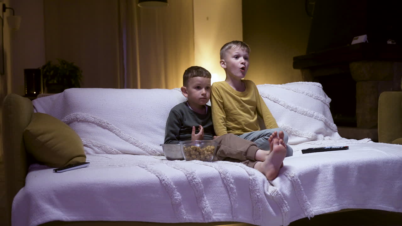 Ragazzi che guardano un film