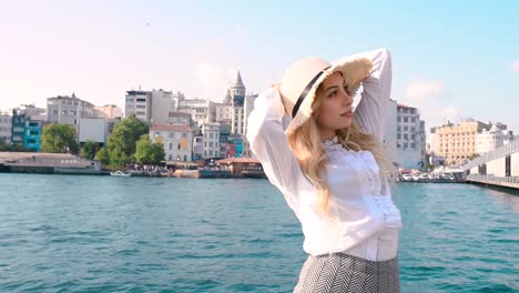 Schönes-Mädchen-Steht-In-Der-Nähe-Des-Bosporus-Mit-Blick-Auf-Galata-In-Istanbul,-Türkei