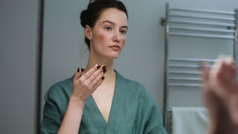 mujer en el baño