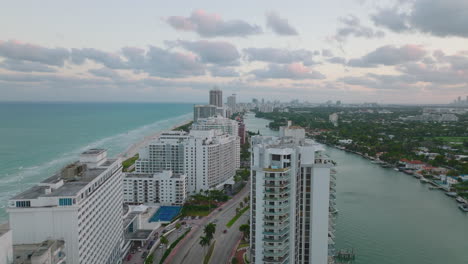 Moderne-Hochhaus-Wohntürme-Entlang-Der-Autobahn-In-Küstenstadt.-Luxusapartmentgebäude-Am-Meer.-Miami,-USA