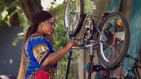 mujer examinando una bicicleta moderna en el patio