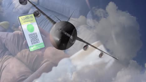 Frau-Hält-Ein-Smartphone-Mit-QR-Code-Auf-Dem-Bildschirm-Vor-Einem-Flugzeug,-Das-In-Den-Himmel-Fliegt