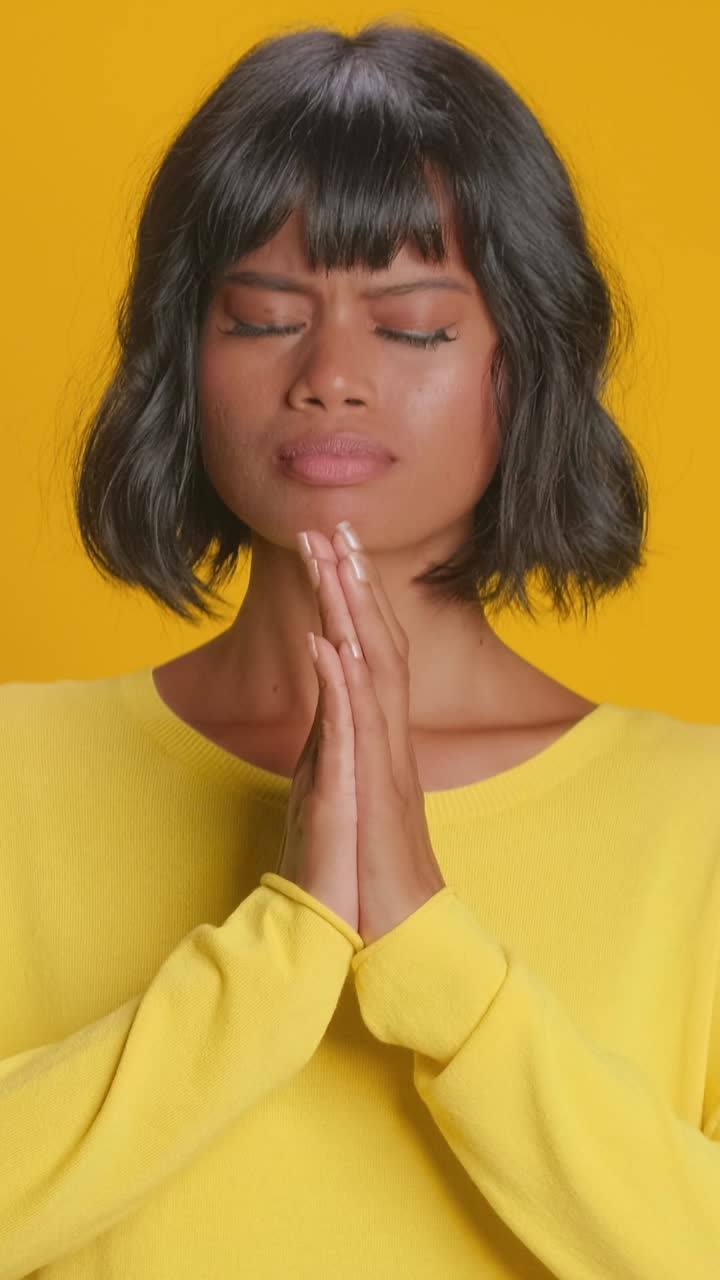 emociones capturadas en un llamativo telón de fondo amarillo con expresiones únicas