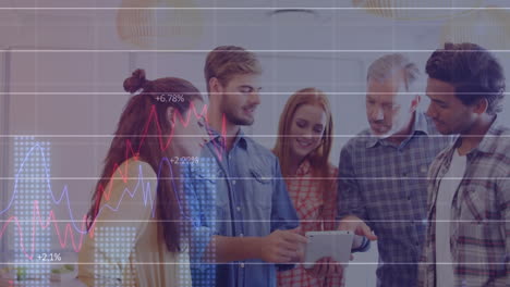 animación del procesamiento de datos financieros sobre diversas personas de negocios que usan tablets en la oficina