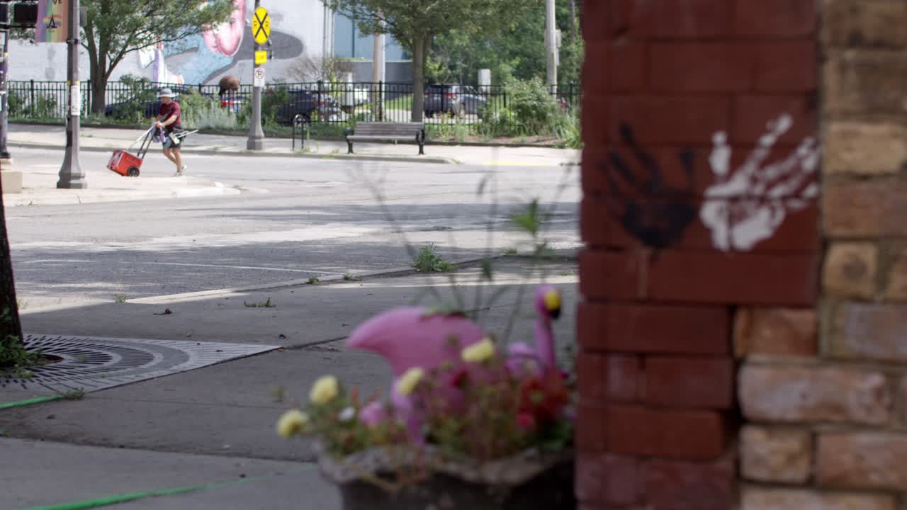 랜싱, 미시간의 올드 타운 지구에서 꽃 비와 손 페인팅, 안정적인 설정 과 끌기 초점