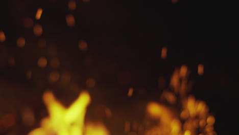 fuego ardiendo por la noche