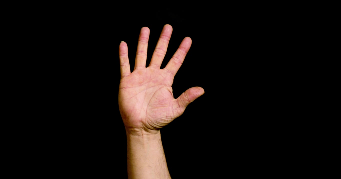 Mano masculina mostrando el número cinco sobre fondo negro