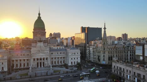 Levantamiento-Aéreo-Sobre-El-Monumento-De-Dos-Congresos-Con-El-Palacio-De-Congresos-Argentino-Al-Fondo-En-La-Hora-Dorada,-Buenos-Aires