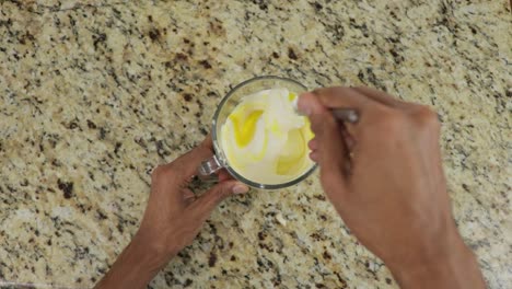mezclar mayonesa y mostaza en crema, hacer salsa en casa