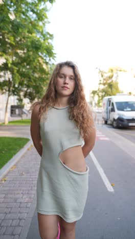 mujer en un vestido verde claro en una calle de la ciudad