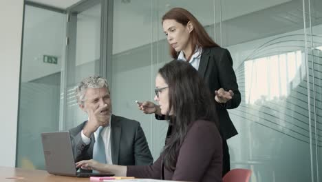 tres empresarios de contenido discutiendo el proyecto