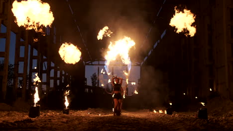 Professionelle-Feuershow-Im-Alten-Hangar-Der-Flugzeugshow-Professionelle-Zirkusartisten,-Drei-Frauen-In-Lederkombis-Und-Ein-Mann-Mit-Zwei-Flammenwerfern.