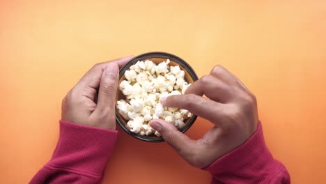 persona comiendo palomitas de maíz