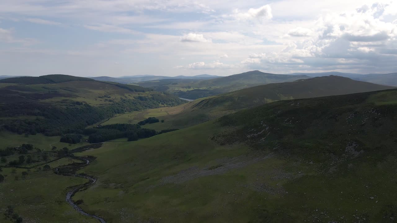 강이 흐르는 산의 모습