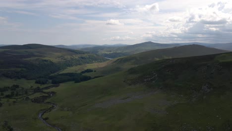 Blick-Auf-Die-Berge-Mit-Einem-Fließenden-Fluss