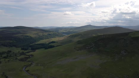 vista a la montaña con un río que fluye