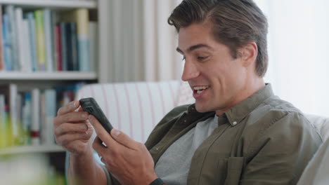 Joven-Feliz-Teniendo-Video-Chat-Usando-Un-Teléfono-Inteligente-Saludando-Al-Padre-Sonriente-Del-Bebé-Disfrutando-Charlando-Por-Teléfono-Móvil-En-Casa-Imágenes-De-4k