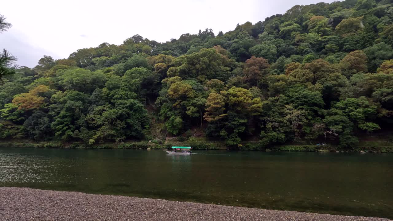 tours en barco por el río en arashiyama kyoto, japón