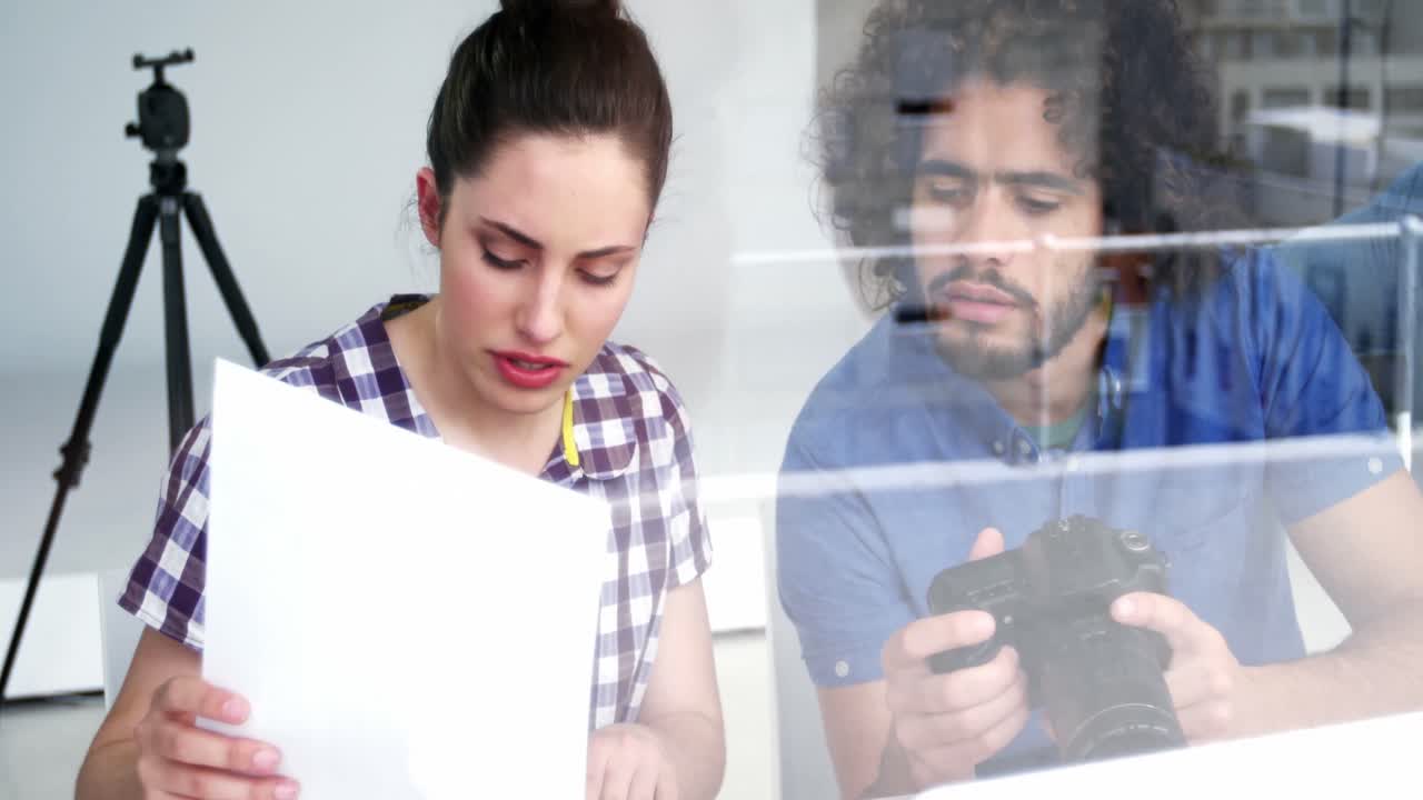 diseñadores gráficos masculinos y femeninos interactuando entre sí