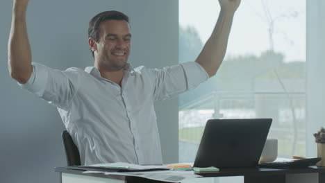 hombre de negocios recibiendo buenas noticias por correo electrónico. freelancer trabajando en una computadora portátil.