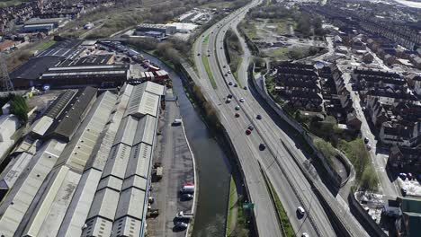imágenes aéreas de la autopista a50, a500, vía de doble carril en el corazón de la ciudad de stoke on trent en staffordshire, los viajeros viajan de norte a sur por las carreteras