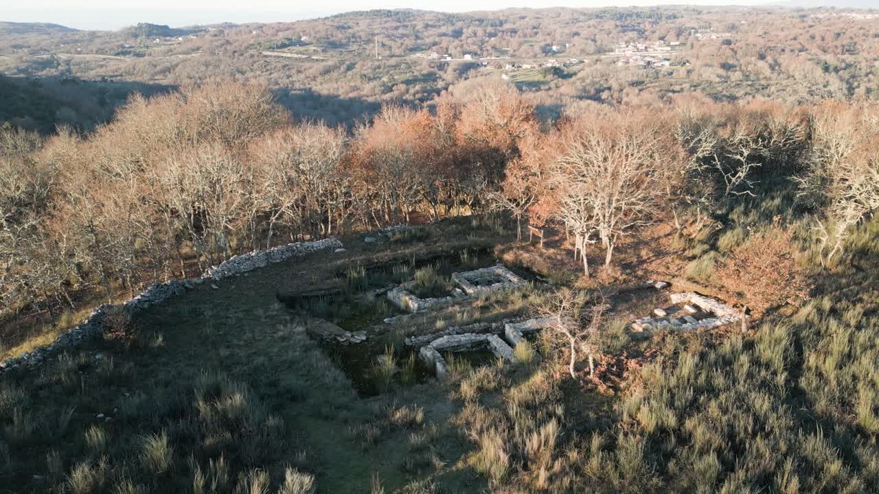 Drone in ascesa per mostrare le rovine del muro di roccia di Castro de la Acea Baños de Molgas