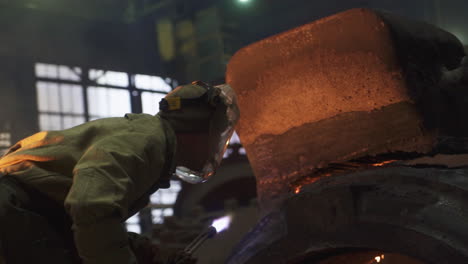 trabajador del metal soldando metal caliente en la fábrica