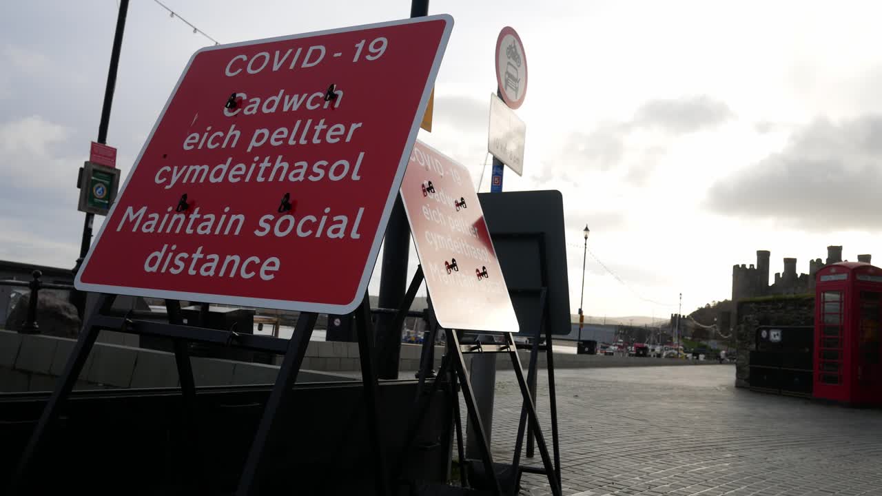 red welsh conwy council covid 사회적 거리 표지판 항구 해안가 돌리 오른쪽