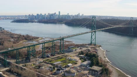 concurrida carretera puente de lions gate en vancouver, columbia británica, canadá