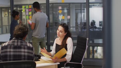 grupo diverso de colegas de negocios de lluvia de ideas en la sala de reuniones