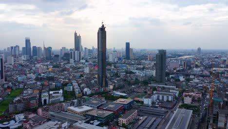 Baiyoke-Sky-Tower:-Eine-Majestätische-Präsenz-Im-Thailändischen-Stadtbild-Aus-Der-Luft