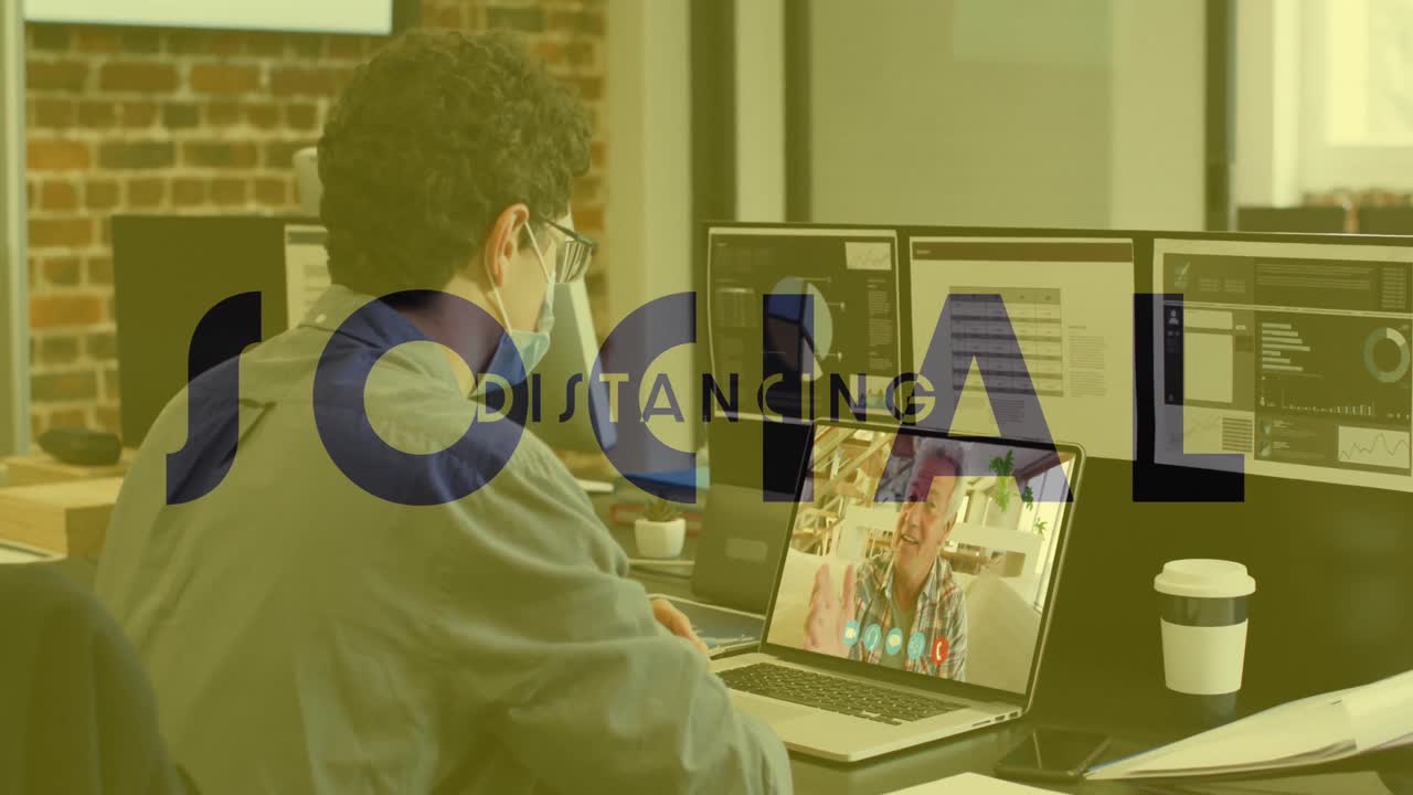 animación de texto de distanciamiento social sobre un hombre con máscara facial usando una computadora portátil en una llamada de video