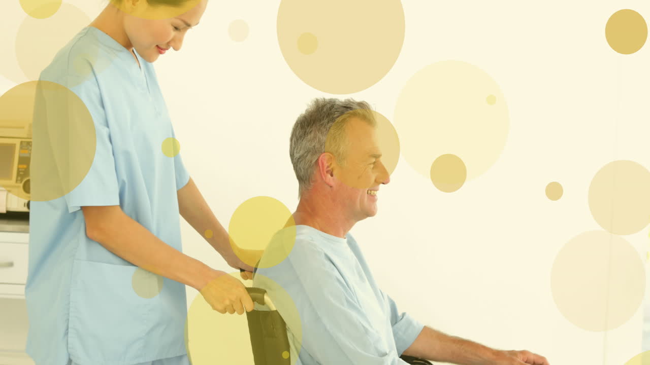 아시아 여성 간호사가 환자와 함께 미소 짓는 애니메이션