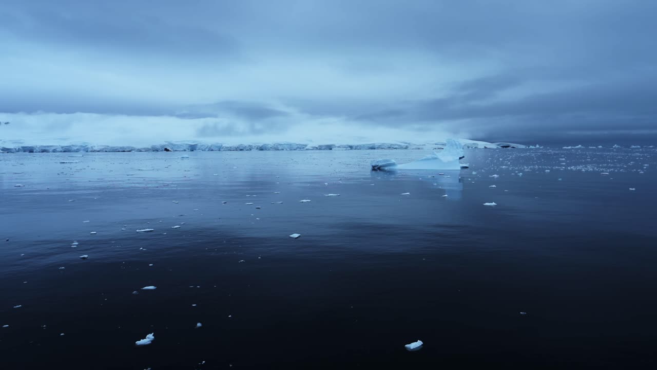 어두운 파란색 겨울 바다 풍경, 남극에서 바다에 떠다니는 얼음과 빙산, 남극 반도에서 바다 바물, 얼어붙은 얼어붙는 겨울 풍경