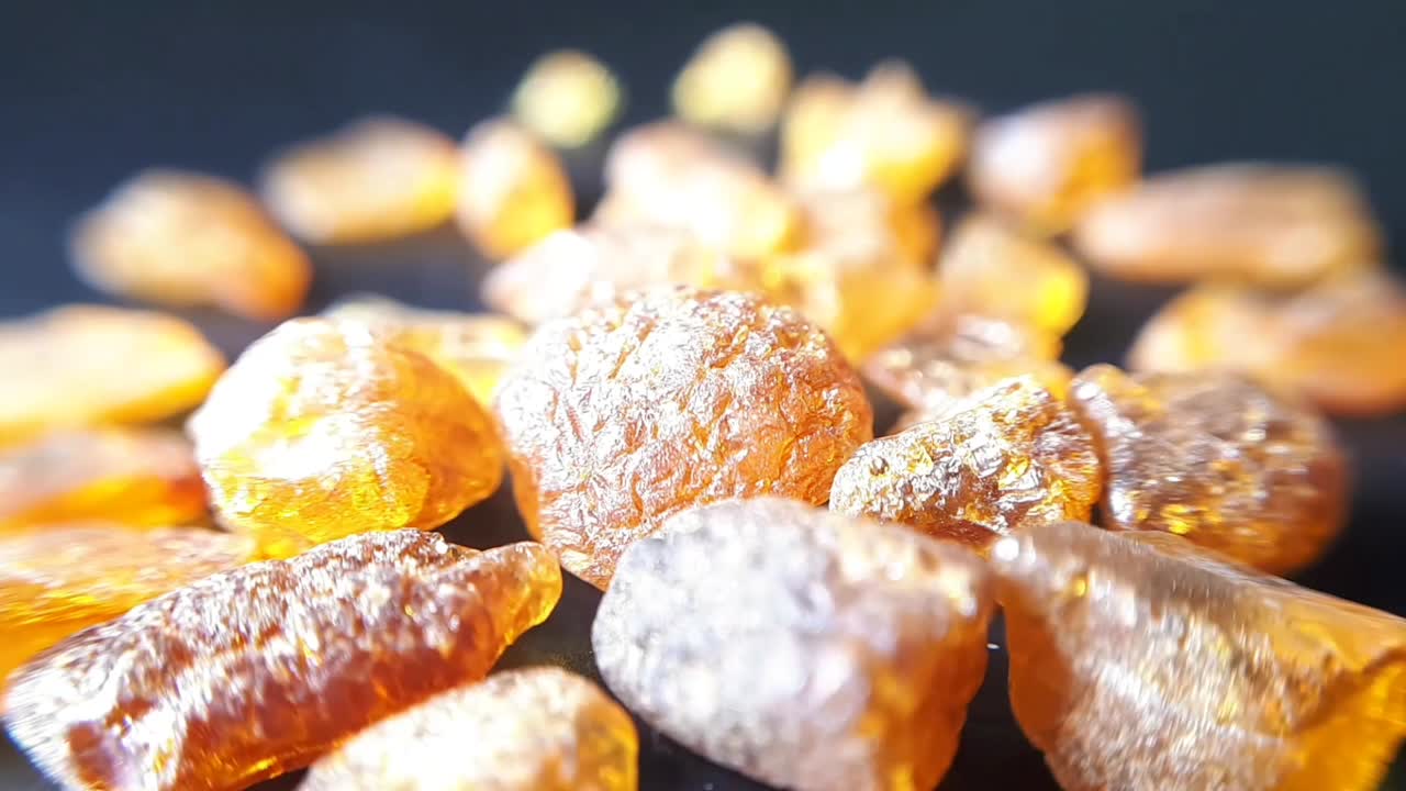 블랙에 천연 발트 호박색 돌