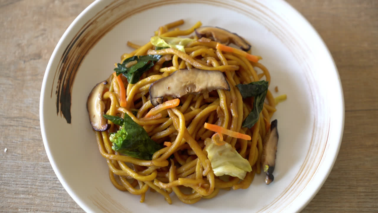 fideos yakisoba salteados con vegetales