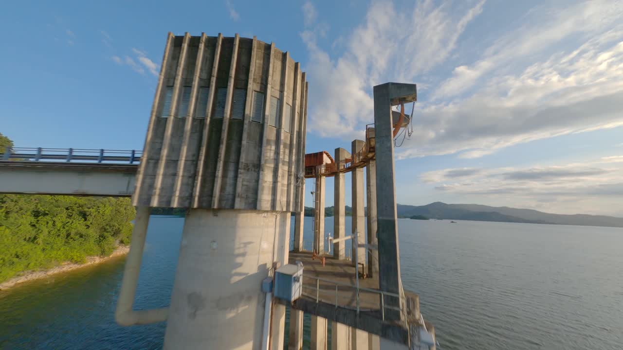 hábil vuelo de drones fpv en espacios reducidos de la estación de bombeo de cemento en la presa