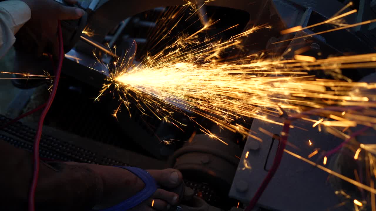hombre industrial mano trabajando en planta de fabricación, molienda en parte de maquinaria pesada. concepto de la industria de fabricación pesada.