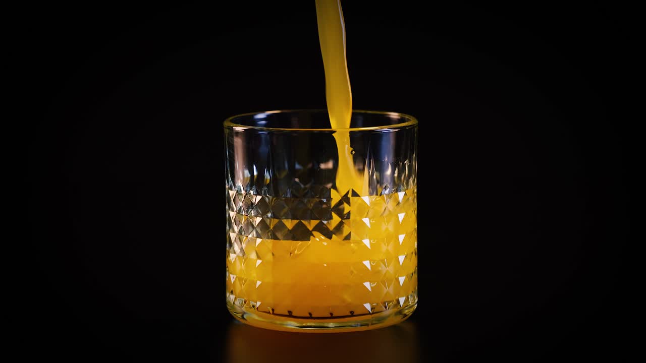 Il succo d'arancia viene versato in un bicchiere