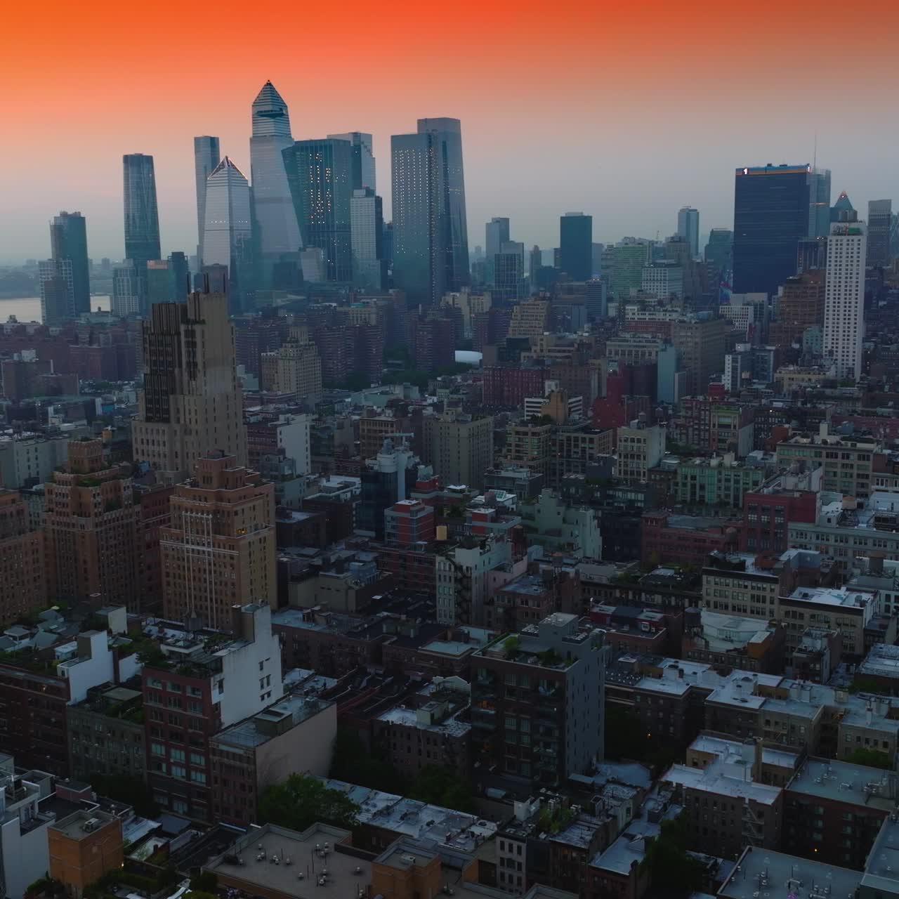 Evening falling on the beautiful New York. Stunning cityscape with skyscrapers at the backdrop of pink sky